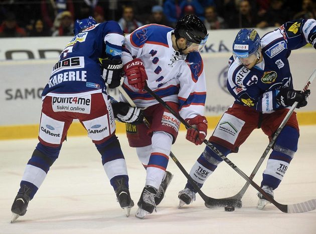 Obránce Komety Tomáš Kaberle (zleva), útočník Olomouce Jiří Řípa a útočník Vojtěch Němec v utkání 18. kola extraligy.