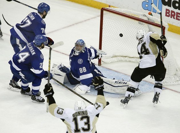 Kanadský útočník Chris Kunitz (14) z Pittsburghu střílí gól do sítě Tampy Bay.