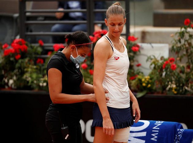 Tenistka Karolína Plíšková odstoupila na začátku druhého setu za stavu 0:6, 1:2 z finále turnaje v Římě. Nepomohla ani fyzioterapeutka.