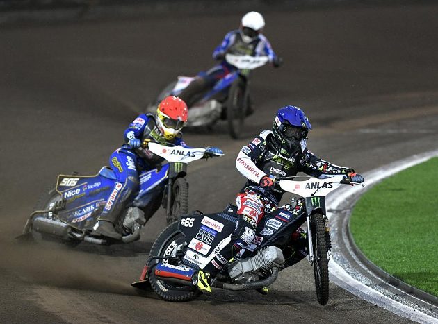 Druhý závod plochodrážní Grand Prix v Praze byl kvůli silnému dešti předčasně ukončen.