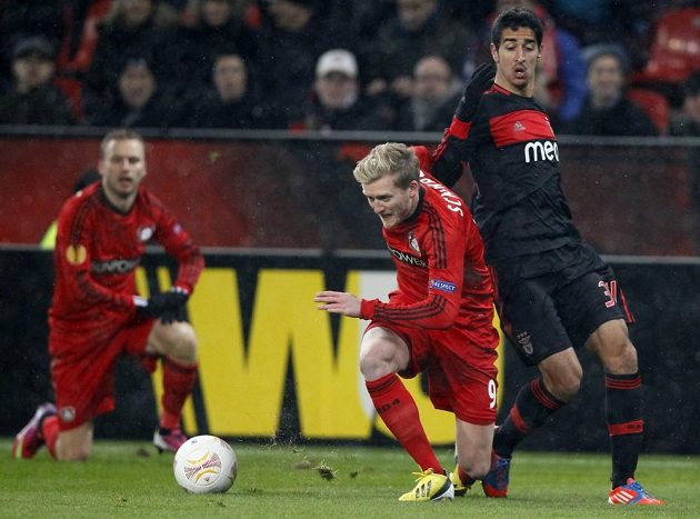 Andre Schürrle z Bayeru Leverkusen bojuje o míč s Andrém Almeidou z Benfiky. Vzadu vlevo přihlíží Michal Kadlec.