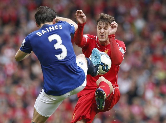 Záložník Liverpool Adam Lallana (vpravo) v souboji s obráncem Evertonu Leightonem Bainesem během sobotního utkání 6. kola Premier League.