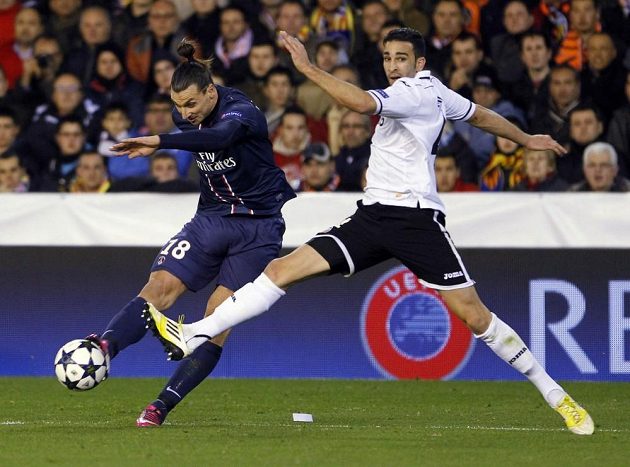 Zlatan Ibrahimovic z Paris Saint-Germain (vlevo) střílí přes obránce Valencie Adila Ramiho.