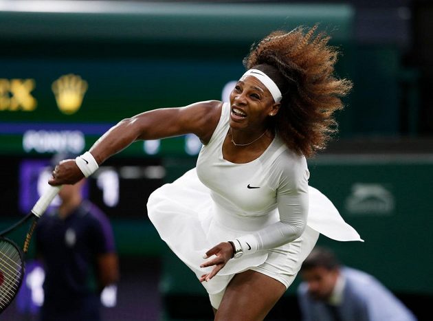 Američanka Serena Williamsová při utkánís s Aliaksandrou Sasnovičovou z Běloruska.