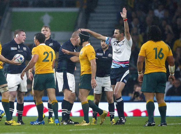Rozhodčí Craig Joubert (v bílém) nařizuje v závěru čtvrtfinále trestný kop pro Austrálii.
