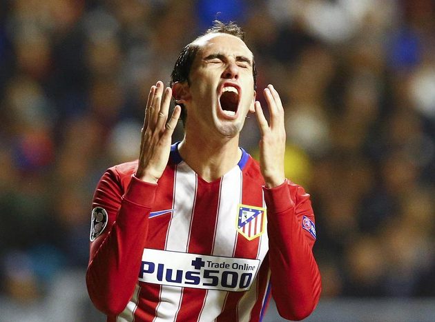 Diego Godín z Atlétika Madrid po promarněné šanci proti Astaně v utkání Ligy mistrů.