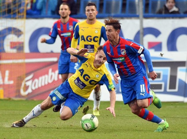 Teplický Alois Hyčka padá v souboji s Milanem Petrželou z Plzně v utkání fotbalové HET ligy.
