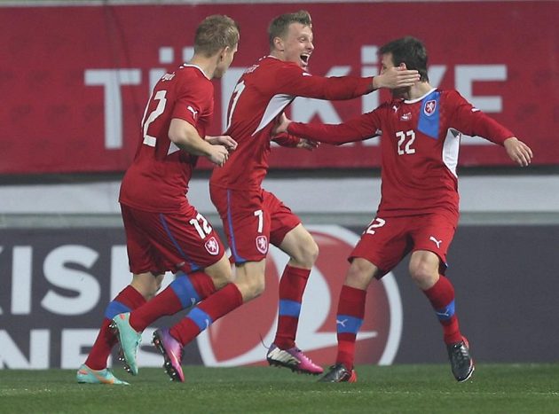Autor prvního českého gólu Ladislav Krejčí (uprostřed) přijímá gratulace od Matěje Vydry (vlevo) a Vladimíra Daridy.