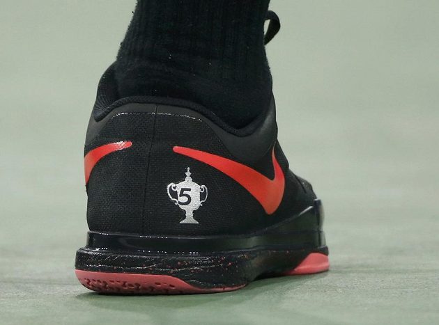 Číslo na obuvi Rogera Federera připomíná počet jeho titulů z US Open. Dočká se fenomenální Švýcar v New Yorku šestého triumfu?