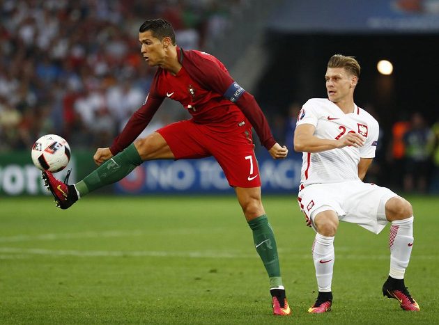 Portugalský kapitán Cristiano Ronaldo a někdejší vůdce Poláků Lukasz Piszczek.