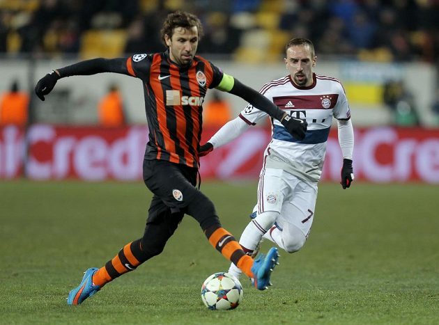 Záložník Bayernu Franck Ribéry (vpravo) a obránce Šachtaru Doněck Darijo Srna během úvodního osmifinálového duelu Ligy mistrů ve Lvově.