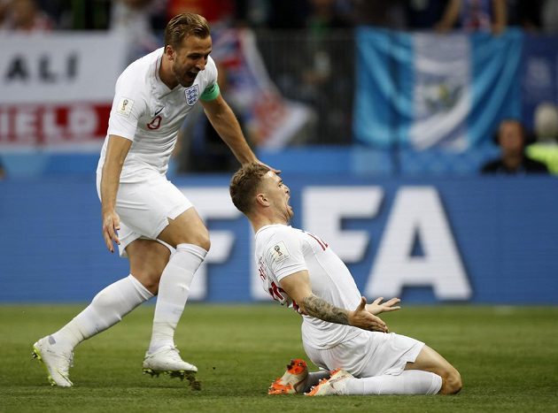 Anglický hrdina Kieran Trippier (vpravo) slaví poté, co dal gól Chorvatsku v semifinále MS. Gratulovat spěchá spoluhráč Harry Kane.