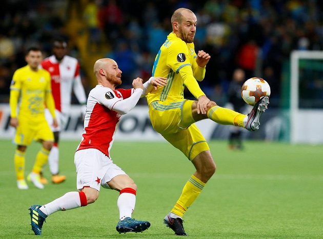 Slovenský fotbalista Slavie Miroslav Stoch atakuje Ivana Majevského z Astany v utkání Evropské ligy.