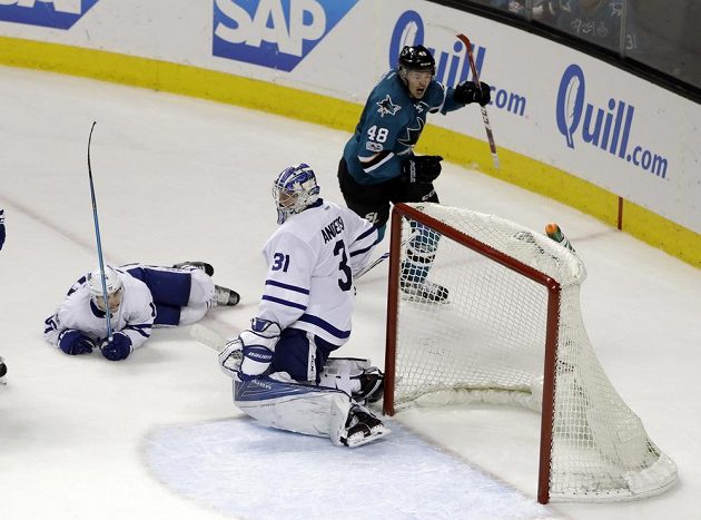 Útočník San Jose Sharks Tomáš Hertl střílí gól do sítě Toronta Maple Leafs v utkání NHL.
