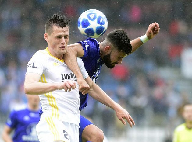 Ondřej Bačo ze Zlína a Jakub Yunis z Olomouce v ostrém souboji během odvety semifinále skupiny o Evropu v nejvyšší soutěži fotbalistů.