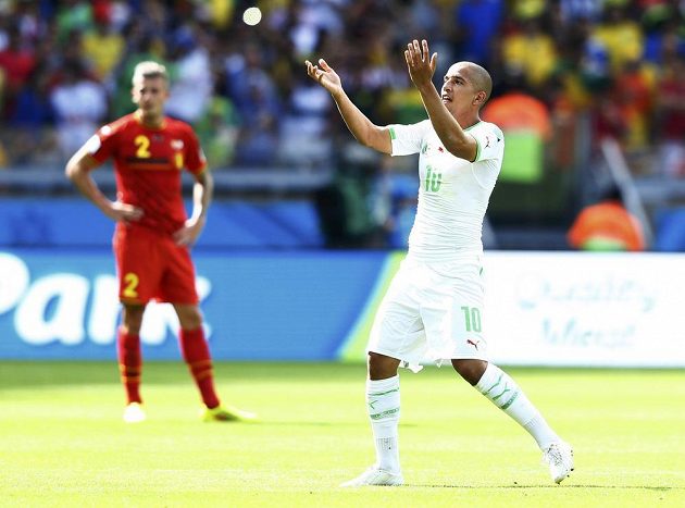 Sufján Fighúlí z Alžírska oslavuje svůj gól v utkání světového šampionátu proti Belgii.