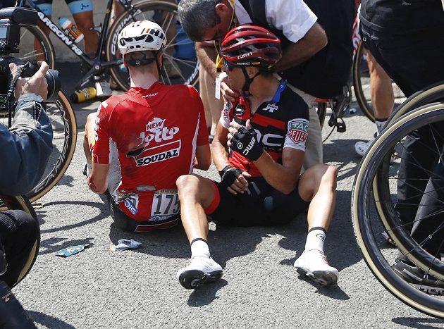 Australan Richie Porte je ošetřován po pádu v nedělní 9. etapě Tour de Frannce. Vlevo Belgičan Jens Keukeleire.
