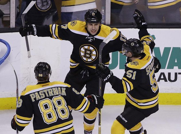 Bostonský útočník Milan Lucic (uprostřed) slaví se spoluhráči Davidem Pastrňákem (vlevo) a Ryanem Spoonerem rozhodující gól proti Floridě.