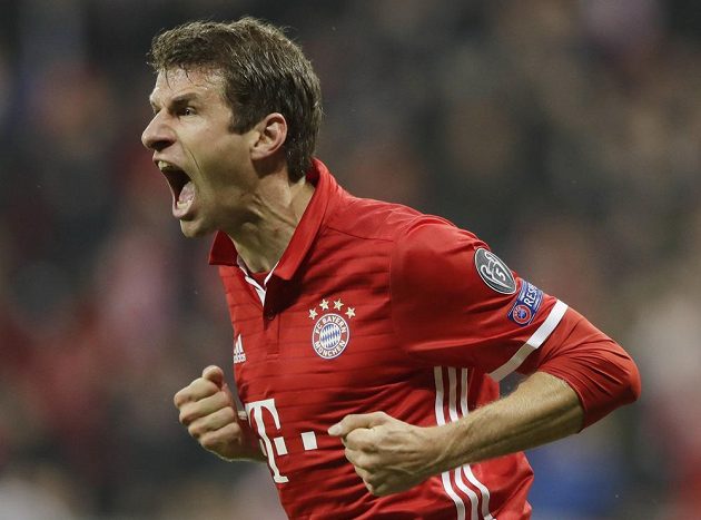 Útočník Bayernu Mnichov Thomas Müller se raduje z gólu proti PSV Eindhoven.