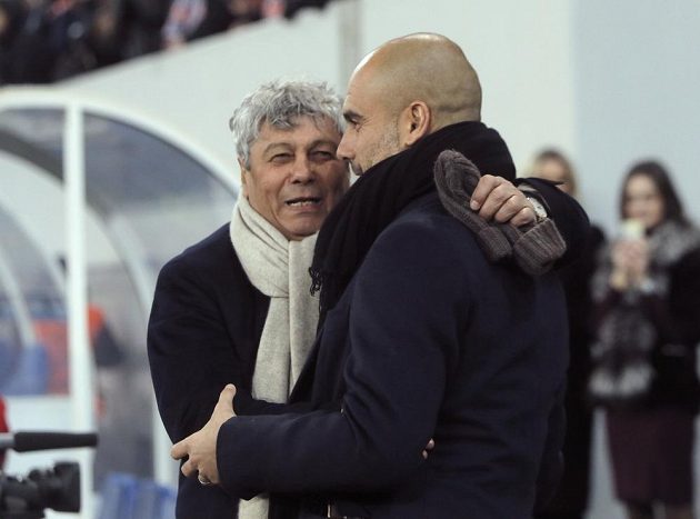 Trenér Šachtaru Doněck Mircea Lucescu (vlevo) se zdraví s koučem Bayernu Pepem Guardiolou.
