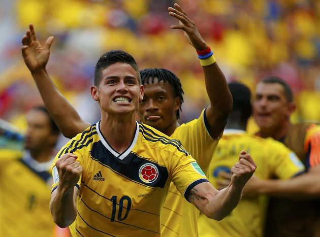 James Rodriguez (vlevo) dal první gól Kolumbie proti Pobřeží slonoviny a mohl jásat s Juanem Cuadradem.