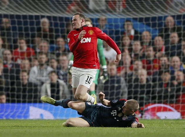 Bastian Schweinsteiger (dole) z Bayernu fauluje Waynea Rooneyho z Manchesteru United ve čtvrtfinále Ligy mistrů.
