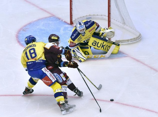 Zápas 5. kola hokejové extraligy mezi HC Dukla Jihlava a Aukro Berani Zlín. Zleva Martin Padrnos ze Zlína, Lukáš Anděl z Jihlavy a brankář Zlína Libor Kašík.