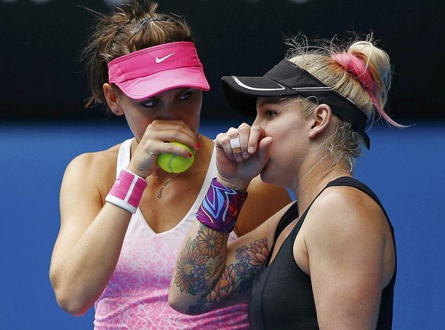 Česká tenistka Lucie Šafářová (vlevo) a Američanka Bethanie Matteková-Sandsová ve finále čtyřhry na Australian Open.