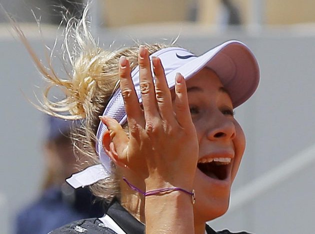 Rumunská tenistka Simona Halepová titul na French Open neobhájí. Ve čtvrtfinále prohrála se sedmnáctiletou Američankou Amandou Anisimovovou (na snímku) 2:6, 4:6.