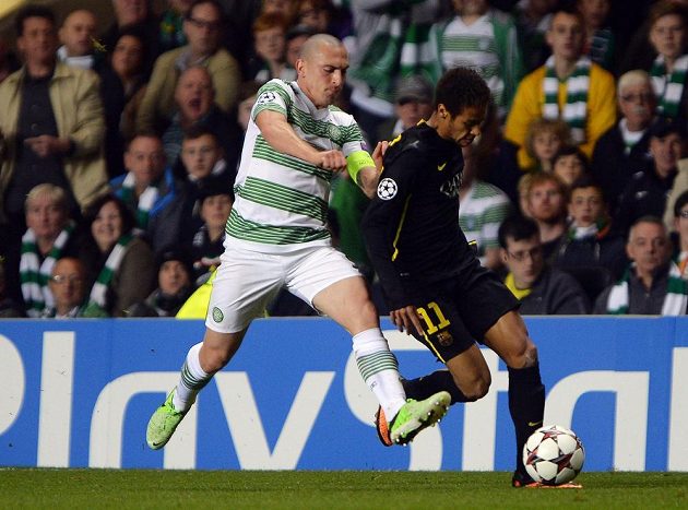 Scott Brown (vlevo) z Celtiku Glasgow uviděl po faulu na Neymara z Barcelony červenou kartu.