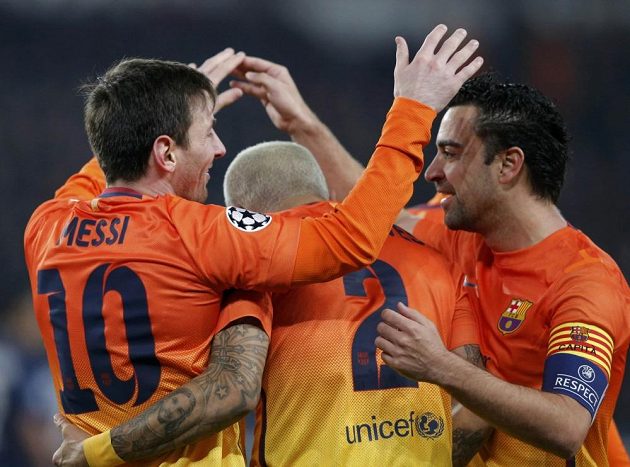 Radost fotbalistů Barcelony v podání Lionela Messiho (zleva), Daniela Alvese a Xaviho Hernándeze.