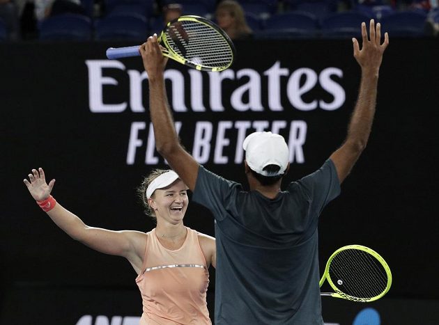 Tenistka Barbora Krejčíková získala první grandslamový titul ve smíšené čtyřhře. Společně s Američanem Rajeevem Ramem ovládli Australian Open.