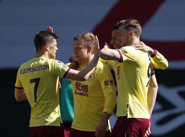Matěj Vydra slaví se spoluhráči z z Burnley gól v utkání Premier League proti Southamptonu.