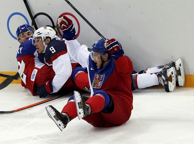 Aleš Hemský (vpravo) jásá, právě vyrovnal souboj s Američany na 1:1, vlevo Marek Židlický, na němž leží Američan Zach Parise.