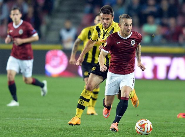 Záložník a střelec vedoucího gólu Sparty Lukáš Vácha (vpravo) a Milan Gajič z Young Boys v utkání Evropské ligy.