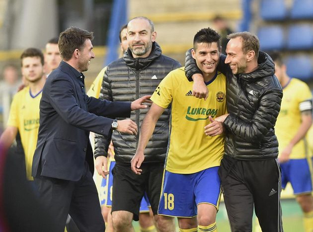 Zlínská radost! Zleva sportovní ředitel fotbalového klubu FC Fastav Zlín Zdeněk Grygera, masér Zlína Patrik Hučko, Zoran Gajič ze Zlína a trenér brankářů Zlína Otakar Novák po utkání s Mladou Boleslaví.