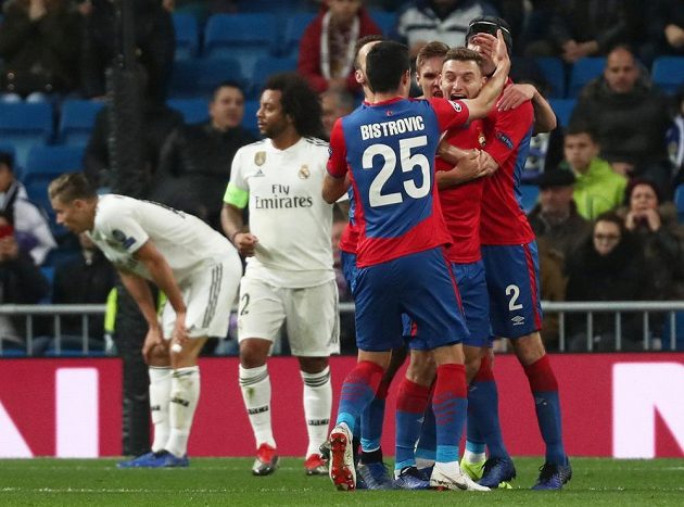 Fjodor Čalov z CSKA se raduje se svými spoluhráči z úvodního gólu na stadiónu Realu Madrid.