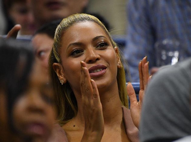 Návštěva z hudebního světa: zpěvačka Beyonce sledovala utkání mezi Američankami Serenou Williamsovou a Vaniou Kingovou na US Open.