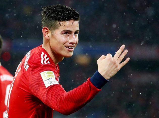 Fotbalový útočník Bayernu Mnichov James Rodriguez se raduje z hattricku proti Mohuči.