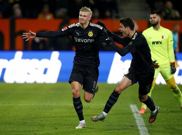 Devatenáctiletý norský útočník Erling Haaland v soutěžní premiéře za Dortmund třikrát překonal brankáře Tomáše Koubka.