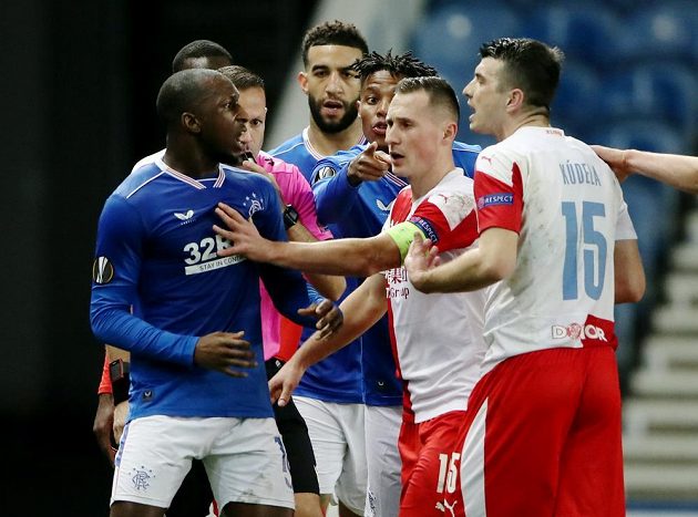 Rozčílení hráči Glasgow Rangers naháněli slávistu Ondřeje Kúdelu už na trávníku. 