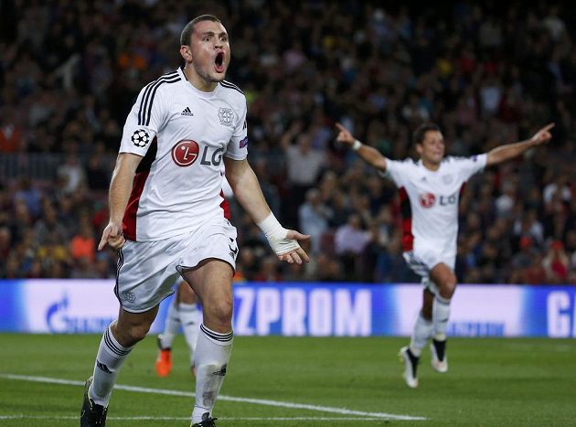 Kyriakos Papadopulos z Leverkusenu oslavuje vstřelený gól na Camp Nou proti Barceloně.