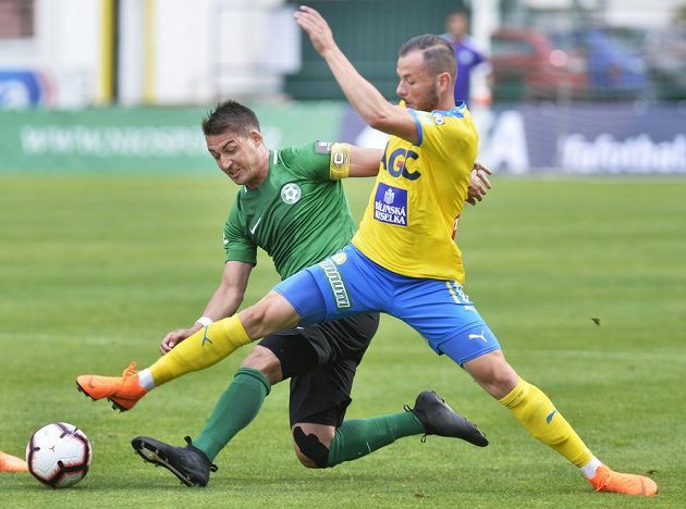Zkušený příbramský fotbalista Rudolf Skácel v souboji s Pavlem Moulisem z Teplic během utkání úvodního ligového kola.