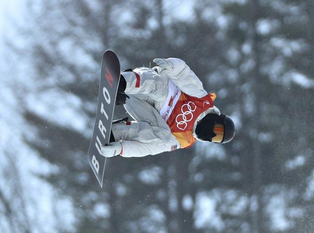 Hvězdný americký snowboardista Shaun White jasně ovládl kvalifikaci v U-rampě a ve středu bude usilovat o třetí olympijské zlato.