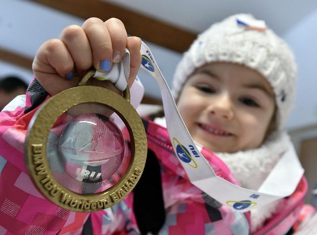 Čtyřletá Kristínka Doležalová z Prahy se zlatou medailí, kterou jí daroval vítěz závodu Martin Fourcade z Francie.