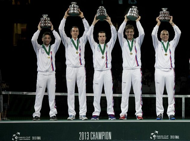 Vítězný český tým. Zleva Jan Hájek, Lukáš Rosol, Radek Štěpánek, Tomáš Berdych a nehrající kapitán Vladimír Šafařík.