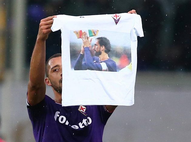 Vitor Hugo z Fiorentiny vytáhl po vstřelení gólu proti beneventu triko s Astoriho obrázkem.