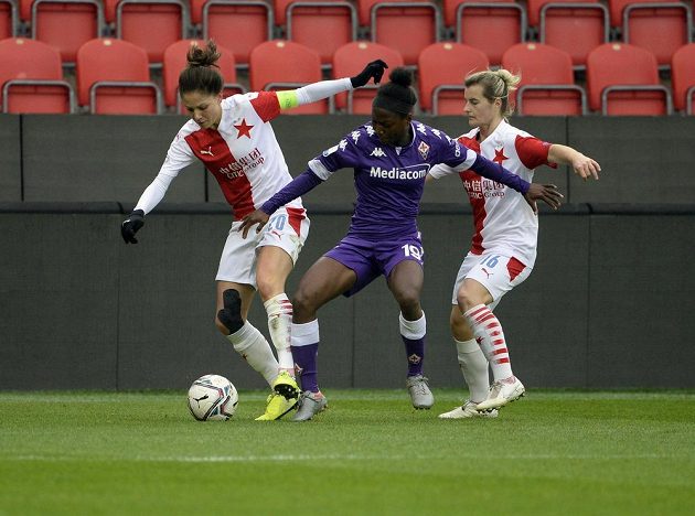 Zleva Diana Bartovičová ze Slavie, Abigail Kimová z Fiorentiny a Tereza Szewieczková ze Slavie během utkání Ligy mistryň.