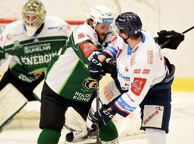 Michal Vachovec z Karlových Varů a Michael Vandas z Vítkovic se přetlačují v souboji v duelu 33. kola.