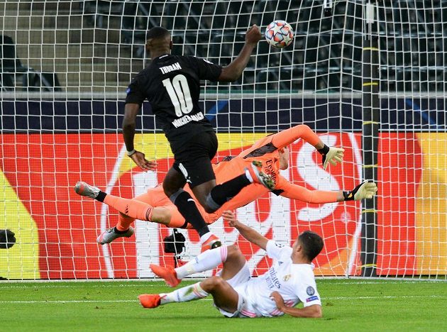 Fotbalista Borussie Mönchengladbach Marcus Thuram střílí gól do sítě Realu Madrid v utkání Ligy mistrů.